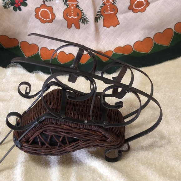 VINTAGE VICTORIAN  DOLL SLEIGH -WICKER/RATTAN, METAL, FABRIC 12”x12” - Picture 6 of 10